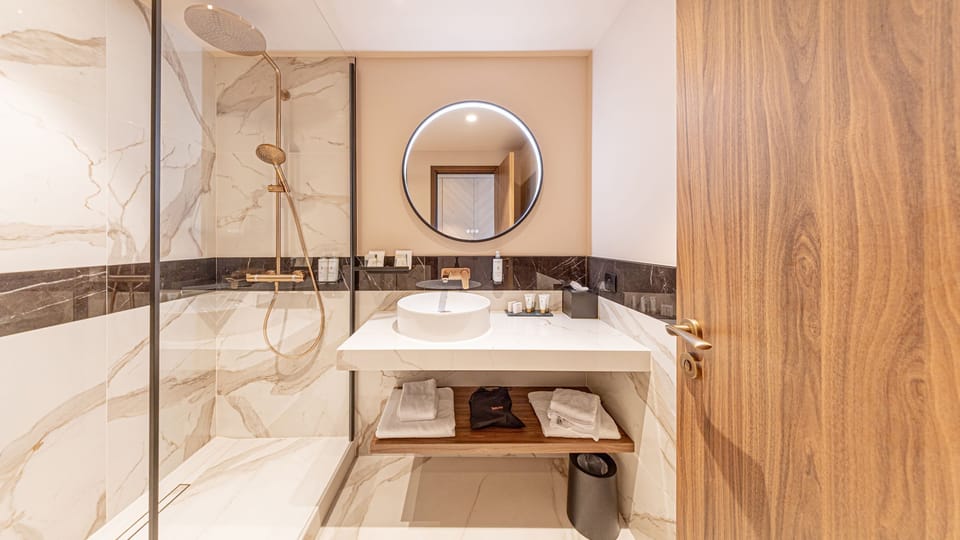 Suite Exécutive - Acces Spa | Bathroom | Shower, free toiletries, hair dryer, towels