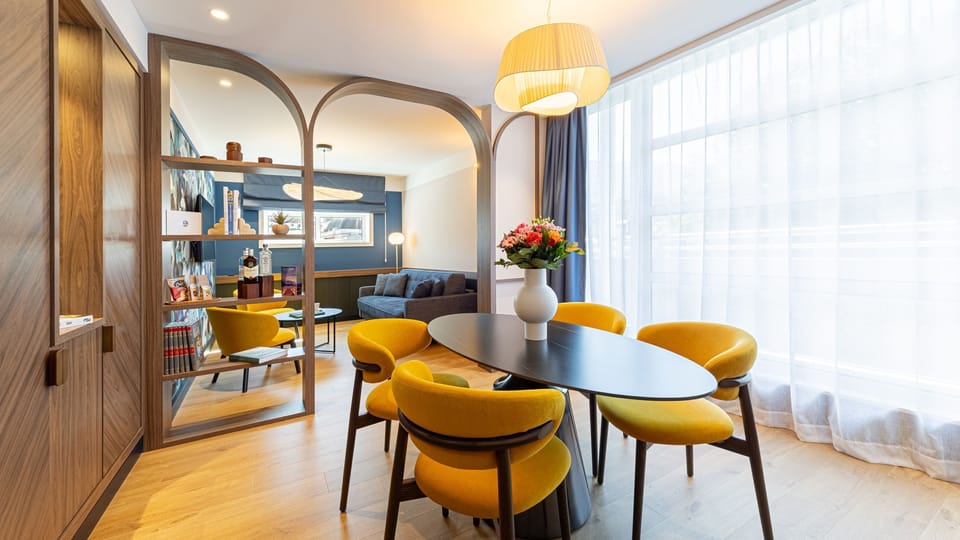 Suite Exécutive - Acces Spa | Living area | 40-inch flat-screen TV with cable channels, TV