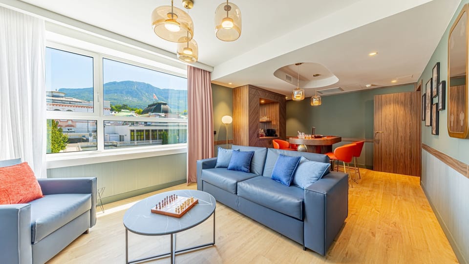 Suite Exécutive - Acces Spa | Living area | 40-inch flat-screen TV with cable channels, TV