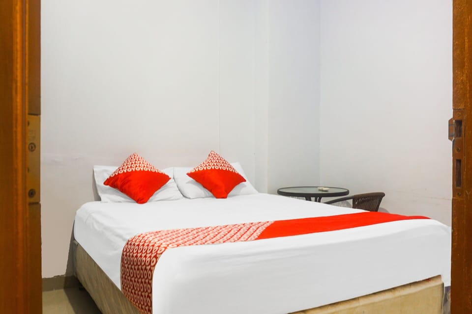 Standard Double Room | Desk, laptop workspace, WiFi (free), bed sheets