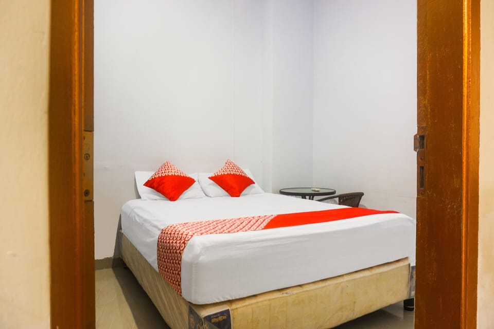 Standard Double Room | Desk, laptop workspace, WiFi (free), bed sheets