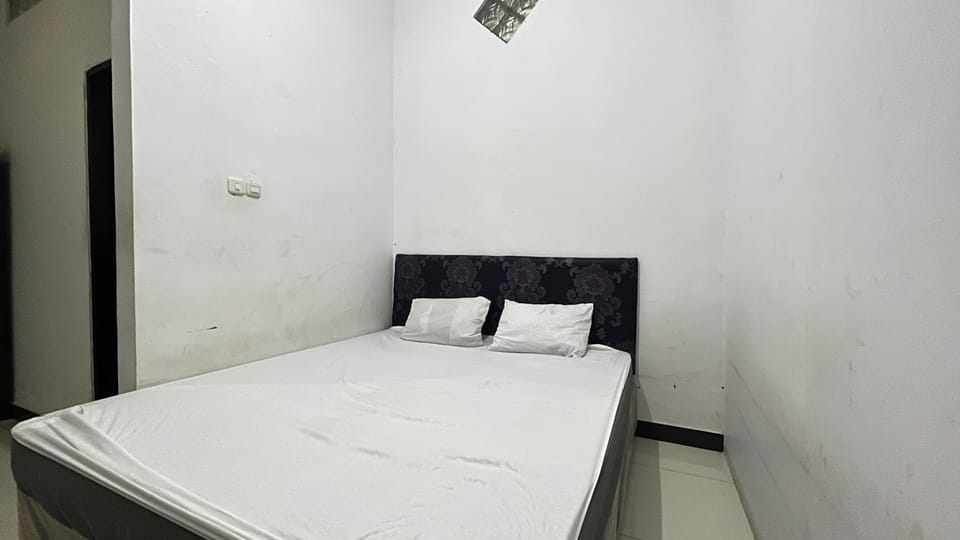Standard Double Room | Desk, laptop workspace, WiFi (free), bed sheets