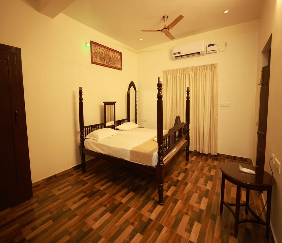 Premium Room, 1 King Bed, Garden View | Egyptian cotton sheets, premium bedding, desk, bed sheets