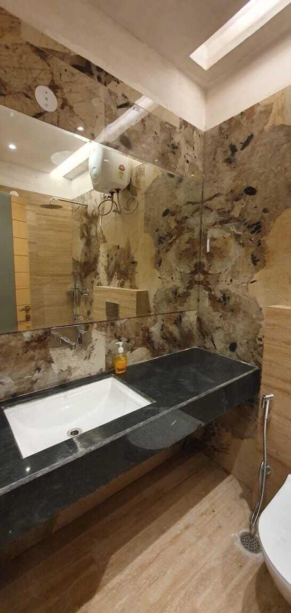 Deluxe Room | Bathroom | Separate tub and shower, slippers, towels