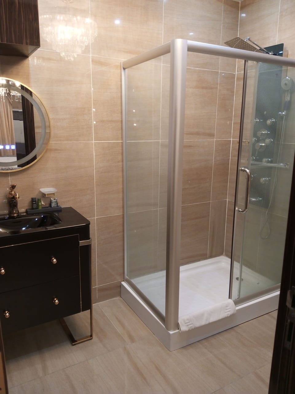 Presidential Suite | Bathroom | Separate tub and shower, deep soaking tub, rainfall showerhead