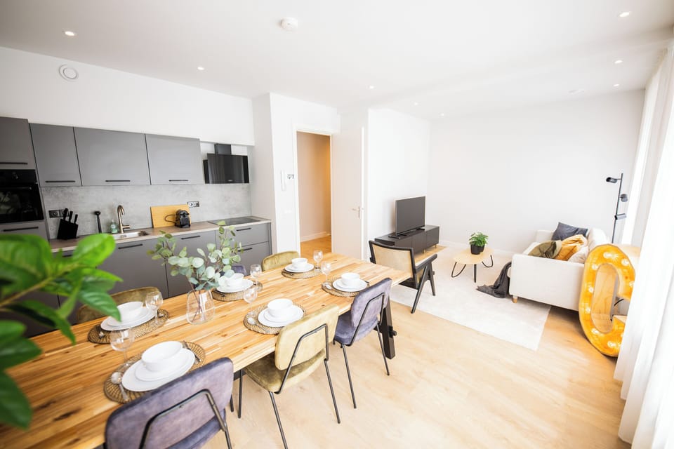 Room | Living room | 30-inch flat-screen TV with cable channels