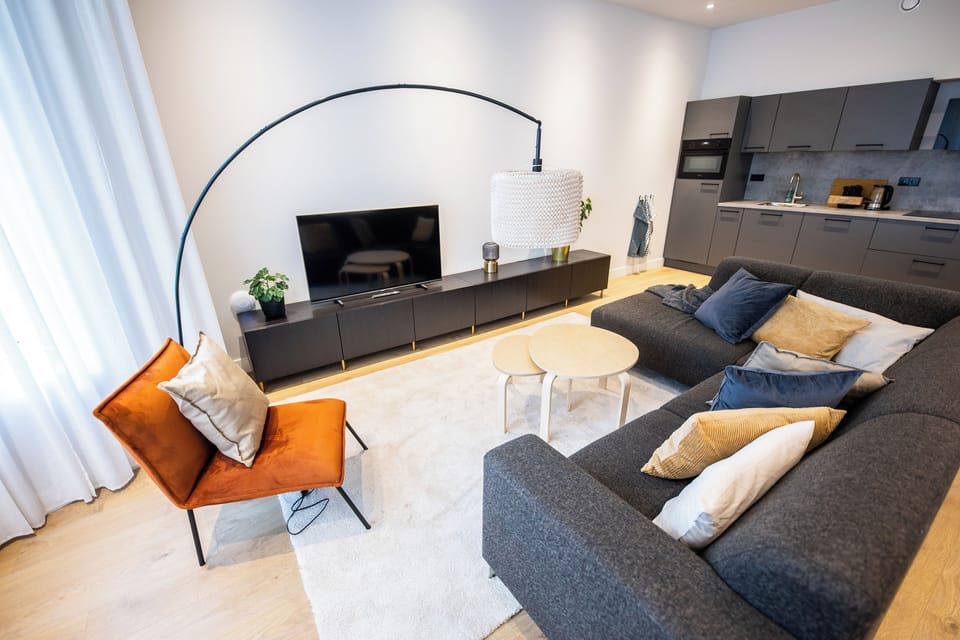 Room | Living room | 30-inch flat-screen TV with cable channels