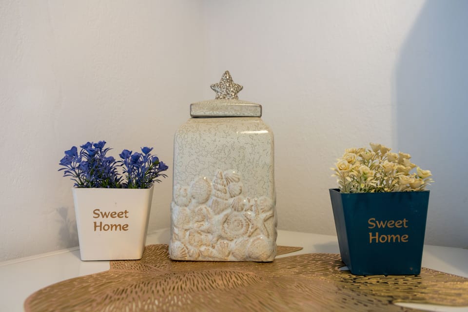Traditional Townhome | Private kitchen | Full-size fridge, microwave, oven, stovetop