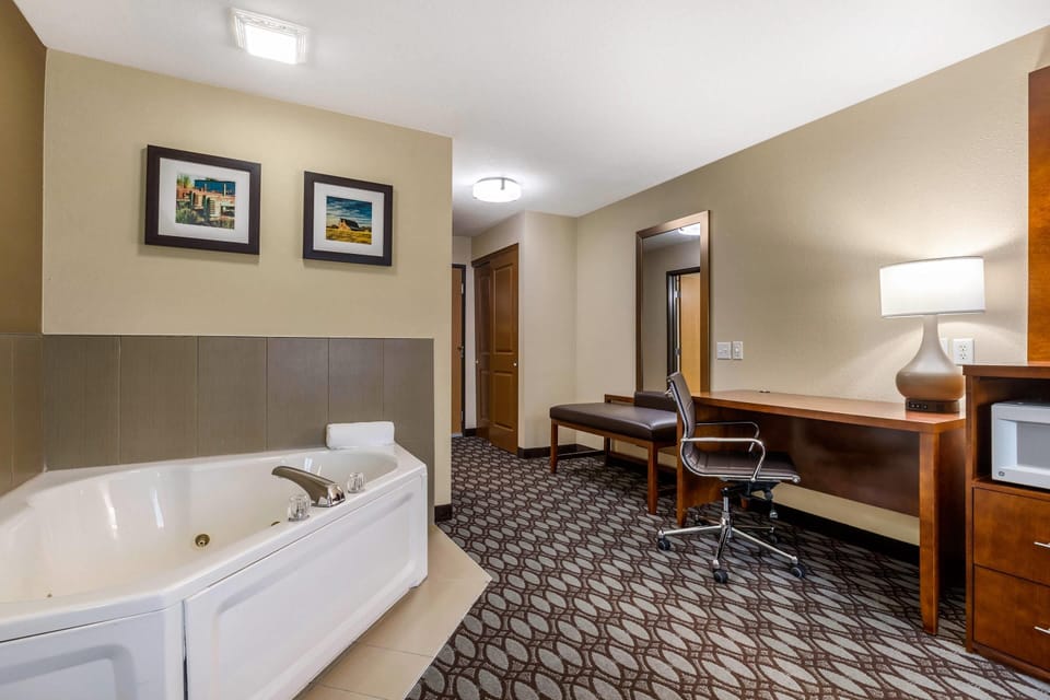 1 King Bed with Jacuzzi | Iron/ironing board, free WiFi, bed sheets
