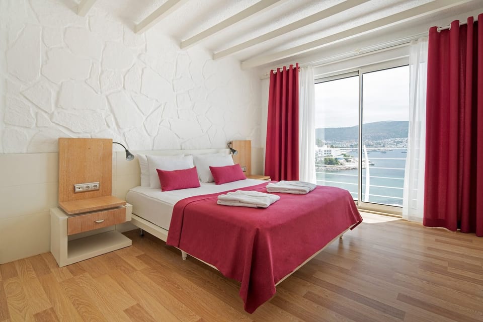 Standard Double or Twin Room, Sea View | Free minibar, in-room safe, soundproofing, free WiFi