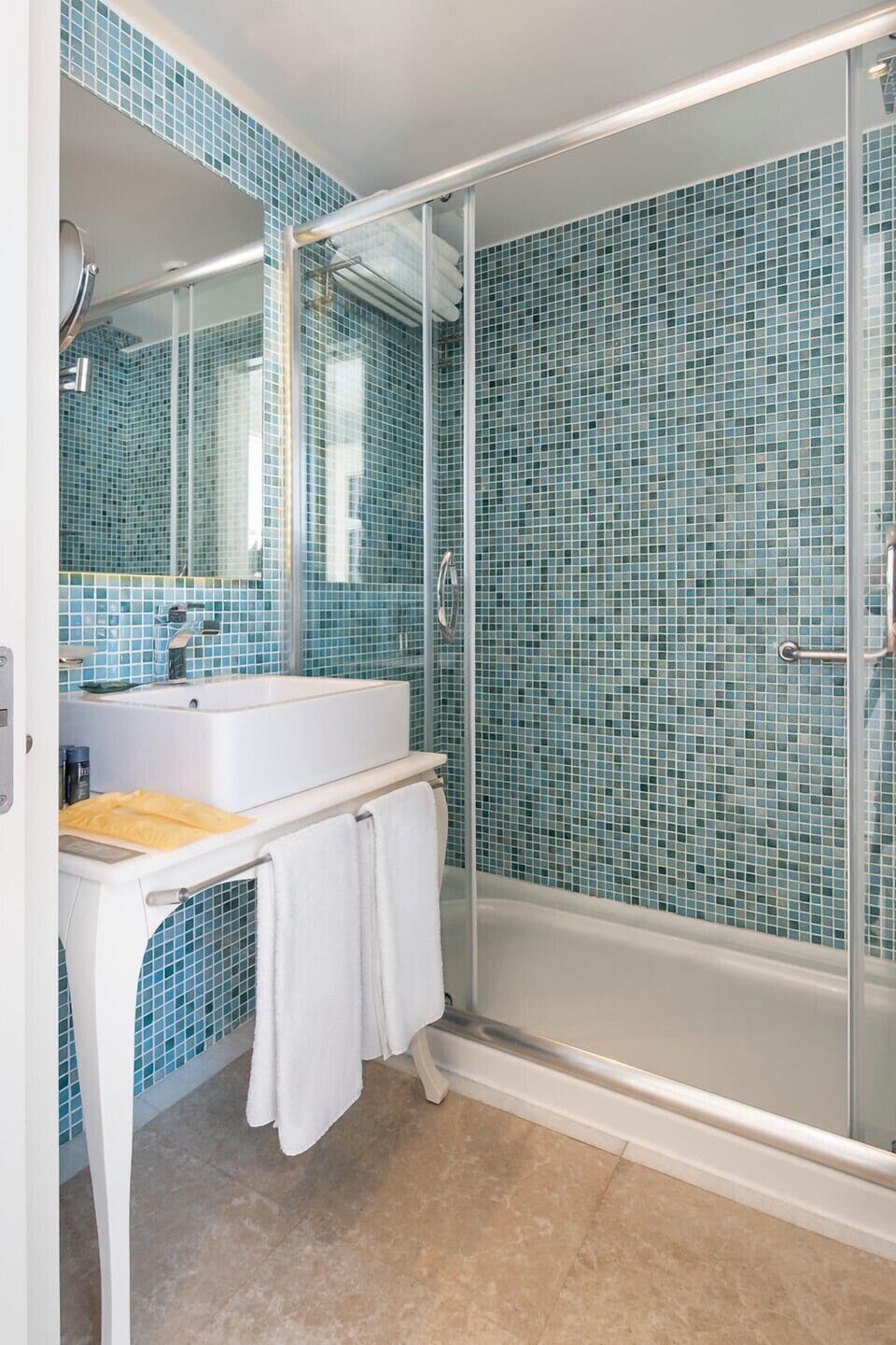 Shower, rainfall showerhead, free toiletries, hair dryer