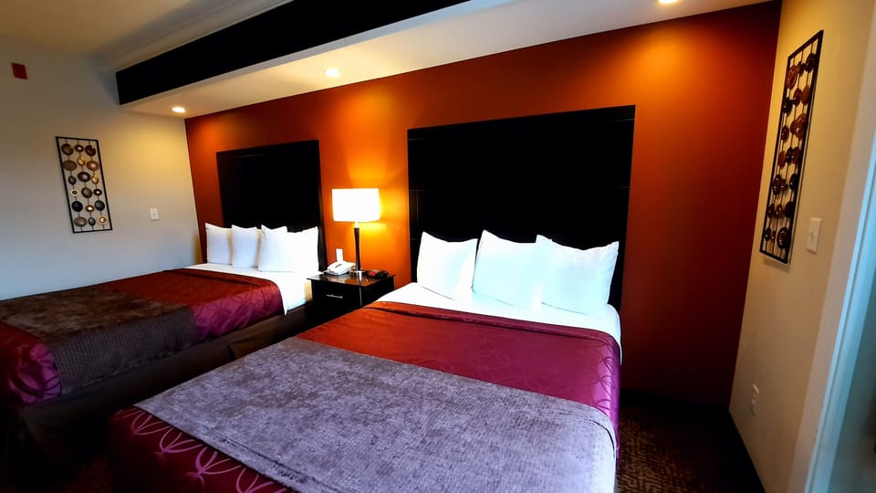 Double Room | In-room safe, desk, laptop workspace, blackout drapes