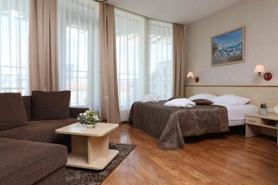 Studio with balcony | Hypo-allergenic bedding, minibar, desk, blackout drapes