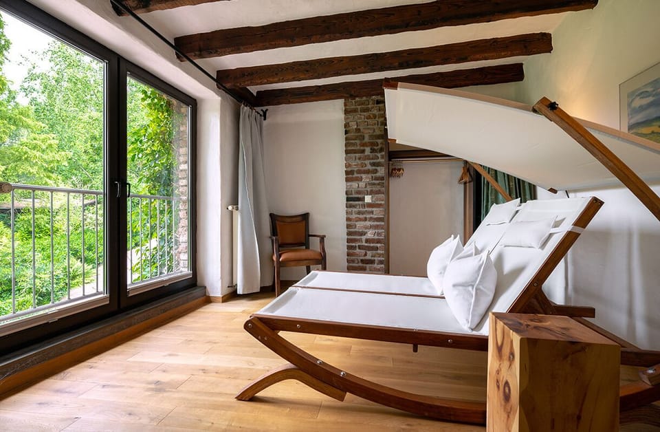 Green Wellness Suite | Living area | 32-inch flat-screen TV with premium channels, TV