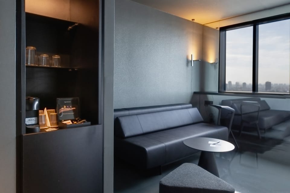 Zonar Reflections Suite | Living area | LCD TV, pay movies