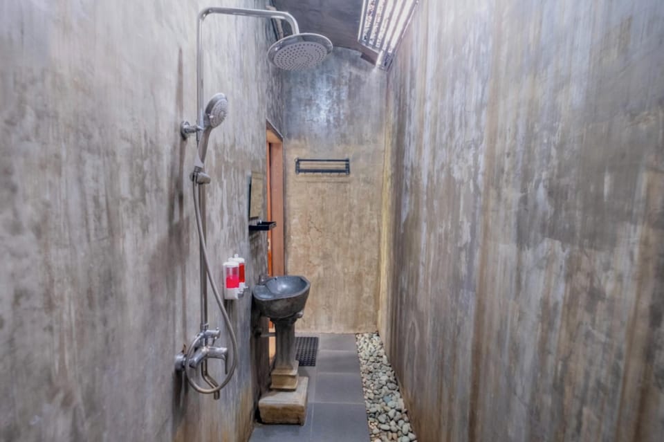 Shower, rainfall showerhead, free toiletries, towels