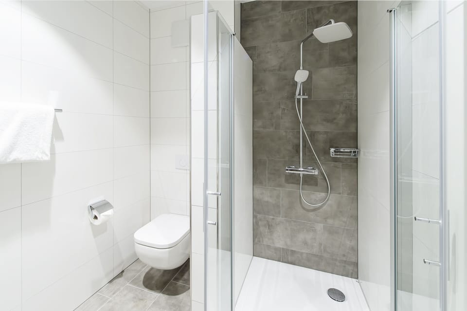 Standard Double Room, Non Smoking | Bathroom | Shower, hair dryer, towels