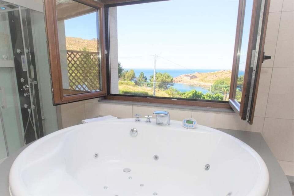 Deluxe Double Room | Bathroom | Free toiletries, hair dryer, bidet, towels