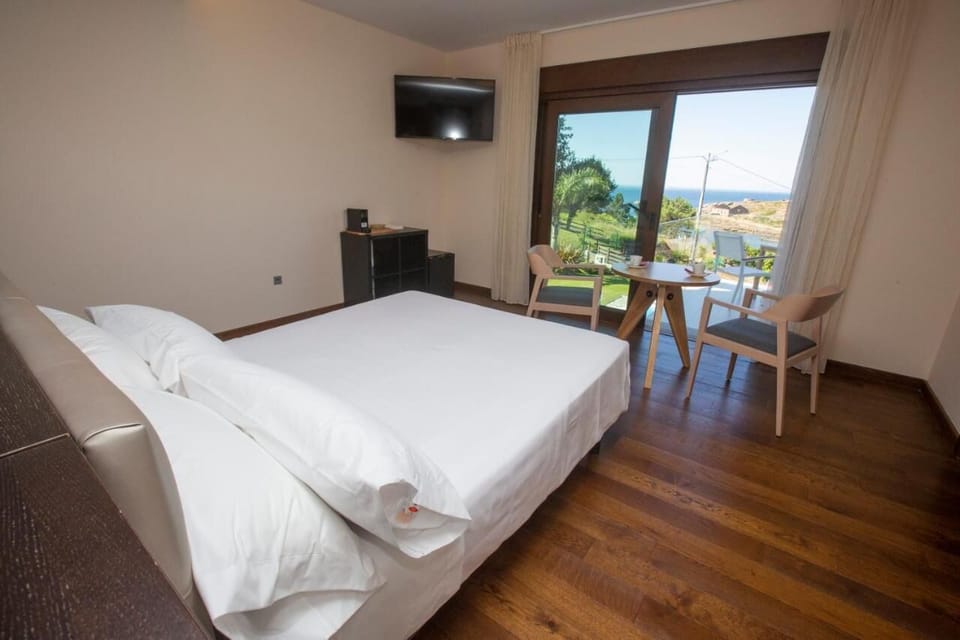 Deluxe Double Room | Hypo-allergenic bedding, minibar, in-room safe, free WiFi