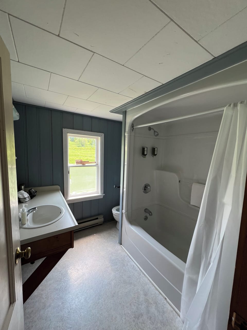 Family Cottage | Bathroom | Combined shower/tub, free toiletries, hair dryer, towels