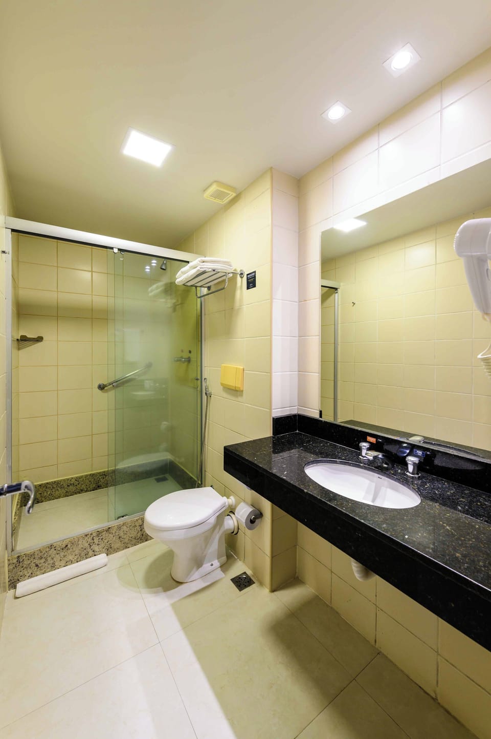 Superior Room, 2 Twin Beds | Bathroom | Hair dryer, towels