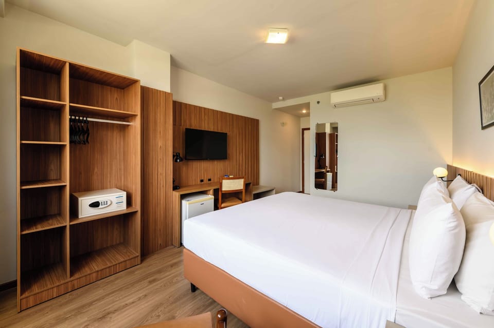 Deluxe Room, 1 King Bed | Desk, soundproofing, WiFi (free), bed sheets