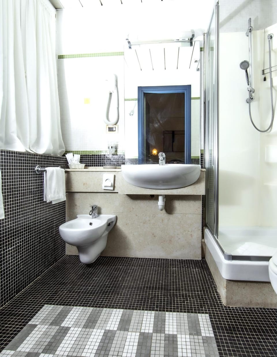 Single Room | Bathroom | Shower, free toiletries, hair dryer, bidet