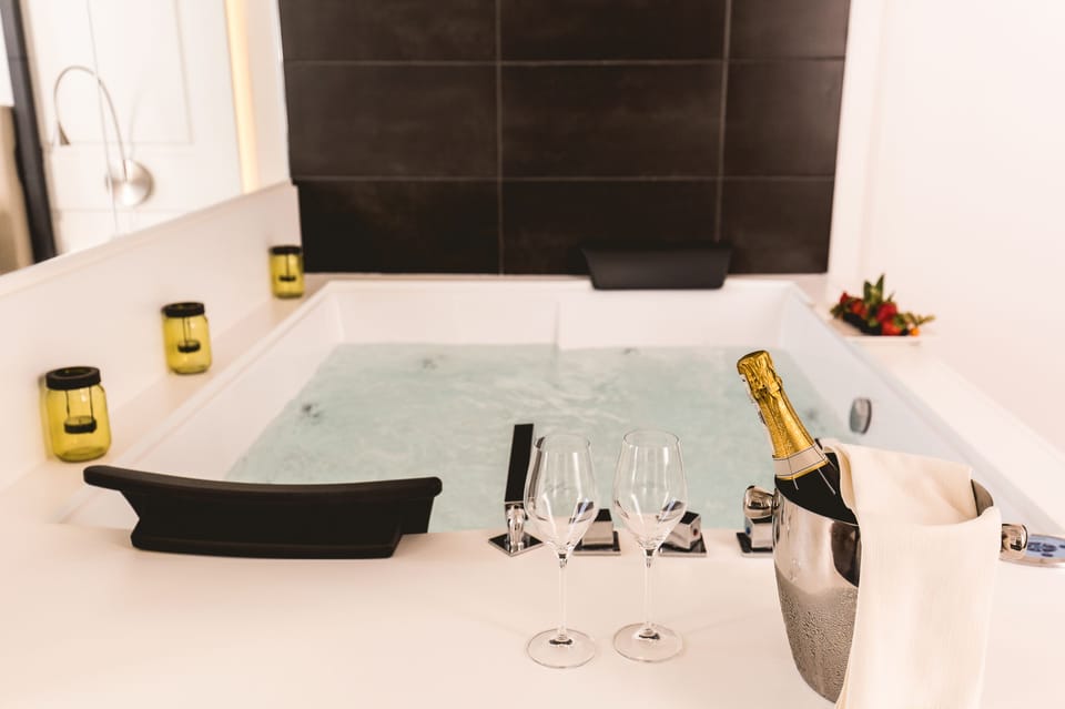 Junior Suite, Hot Tub, Lake View | Private spa tub