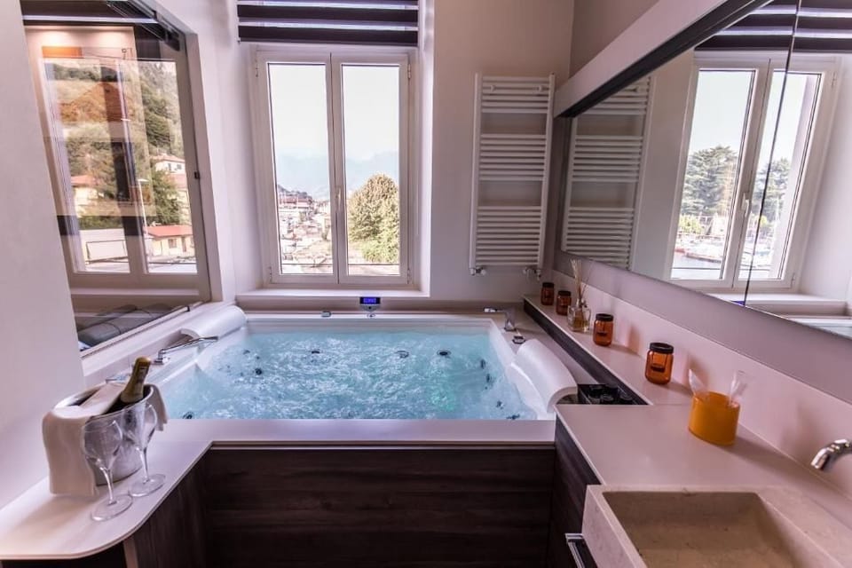 Traditional Suite | Bathroom | Free toiletries, hair dryer, slippers, bidet