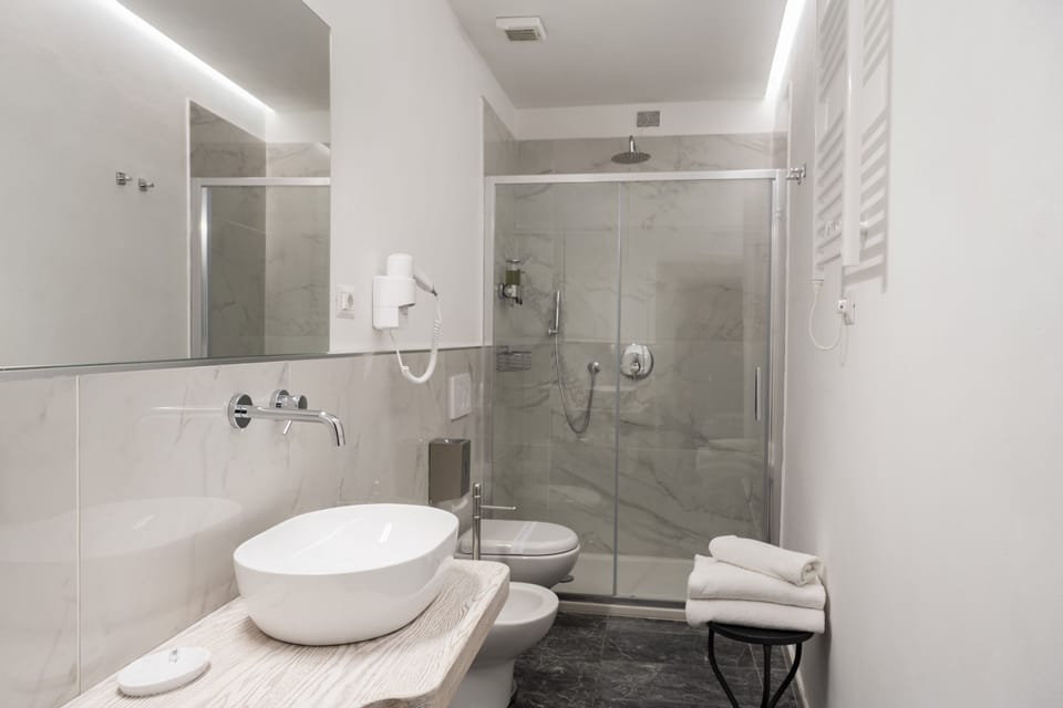 Romantic Double Room | Bathroom | Rainfall showerhead, free toiletries, hair dryer, bidet