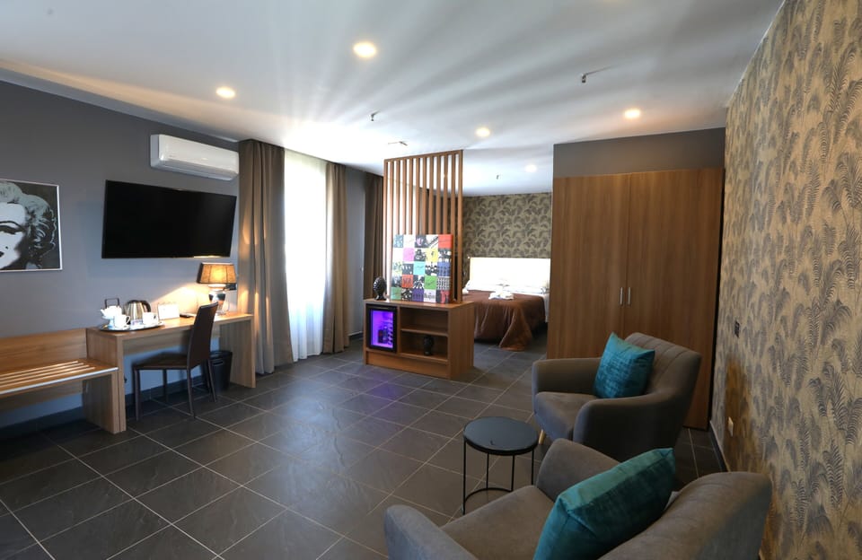 Deluxe Suite | Minibar, desk, laptop workspace, blackout drapes