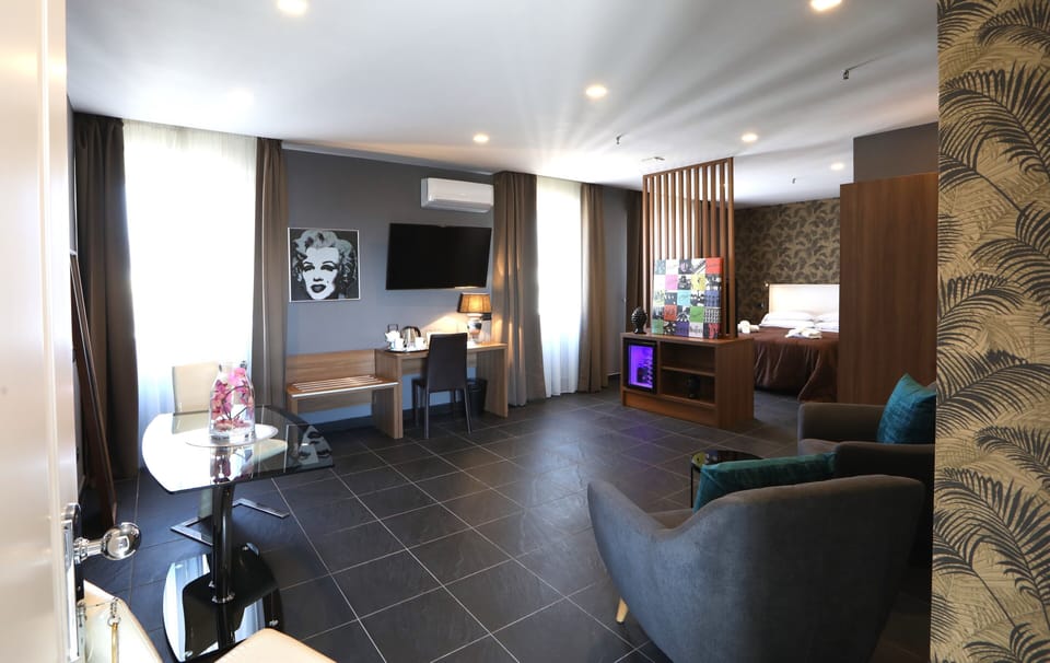 Deluxe Suite | Minibar, desk, laptop workspace, blackout drapes