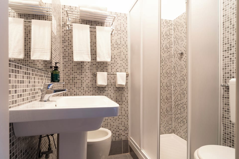 Camera Economy | Bathroom | Hair dryer, towels