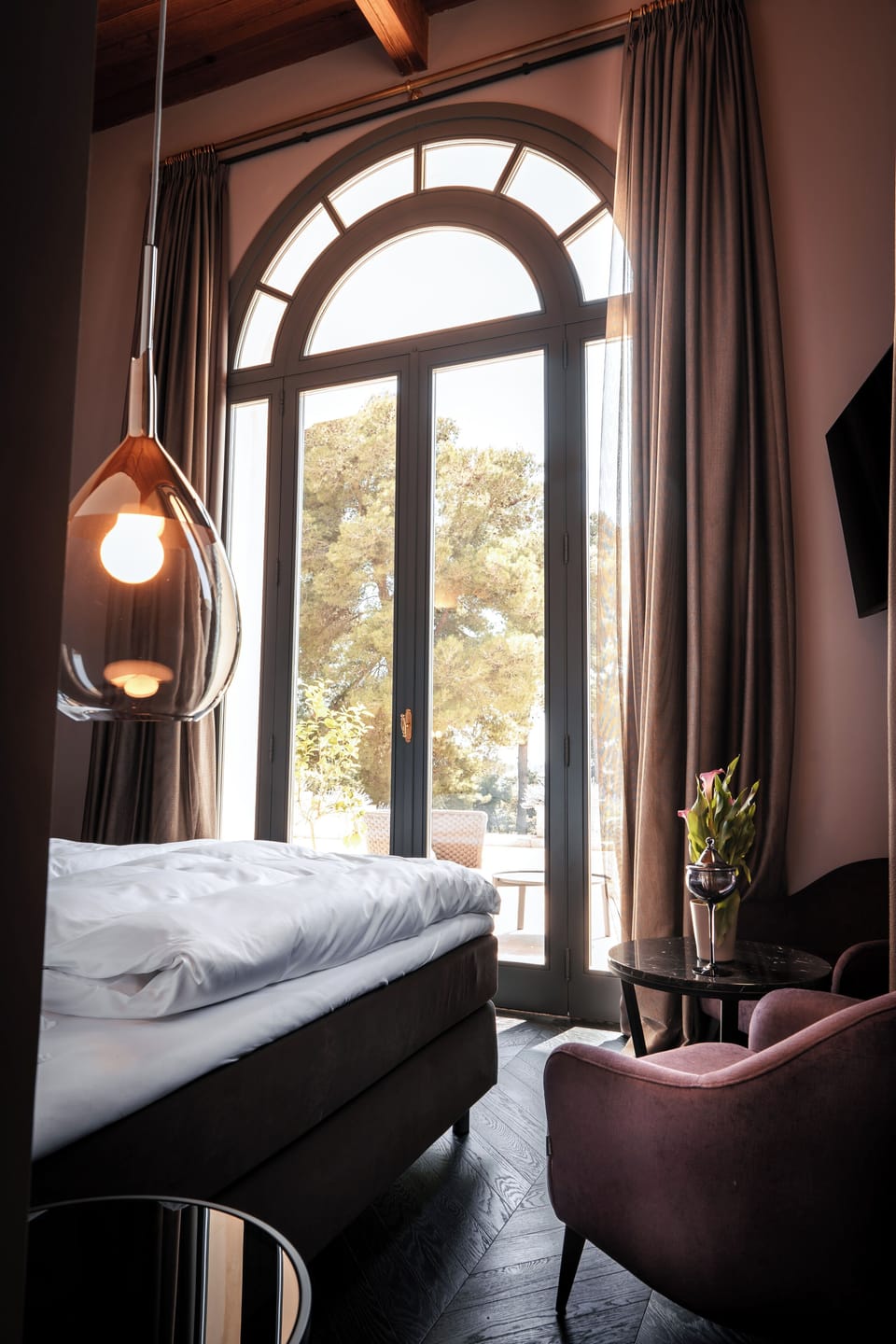 Luxury Room, 1 King Bed, Valley View, Slope side | Egyptian cotton sheets, premium bedding, down comforters, in-room safe