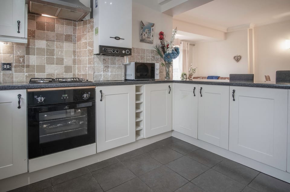 Standard Apartment | Private kitchen | Dining table