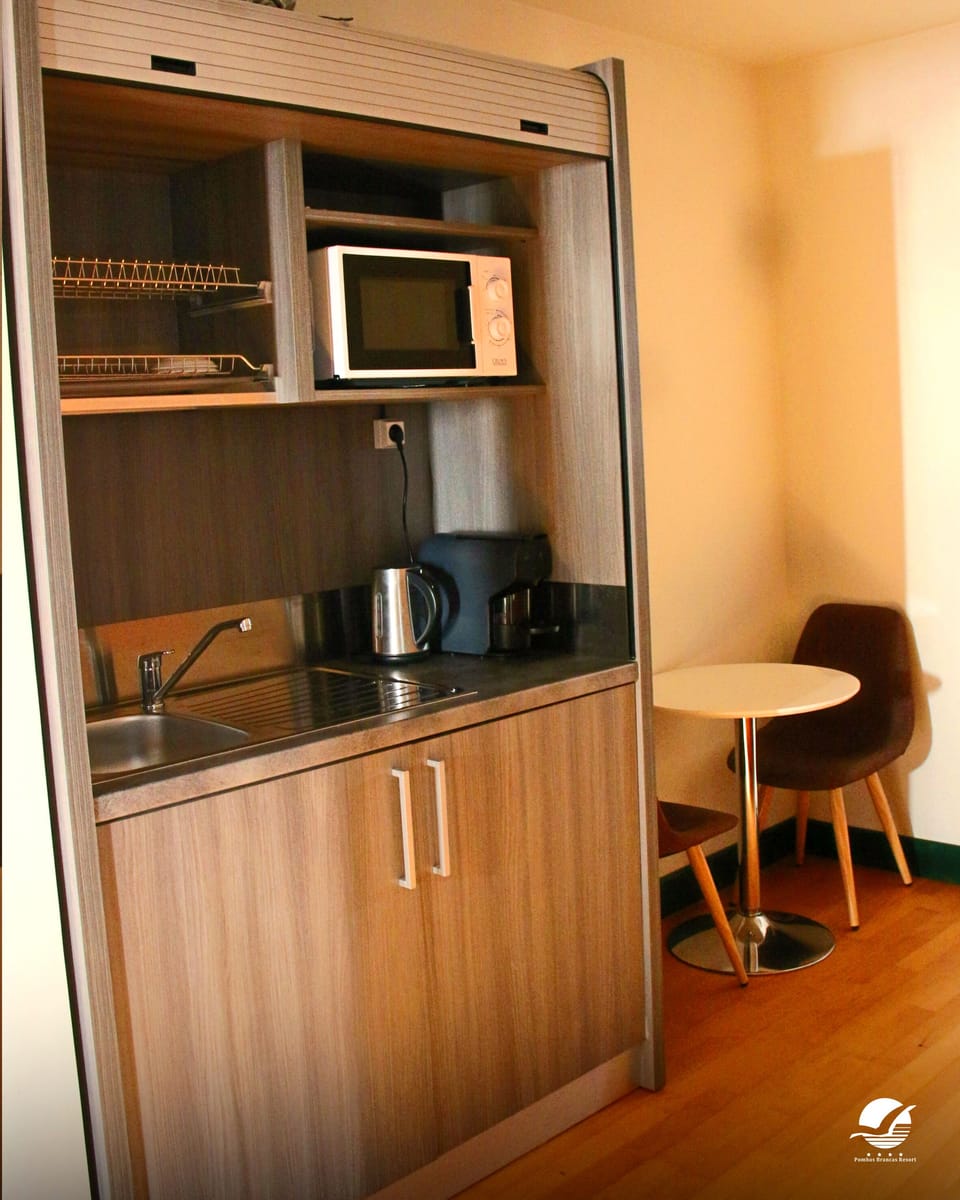 Classic Suite, 1 Queen Bed with Sofa bed, Non Smoking, Sea View | Premium bedding, minibar, desk, laptop workspace