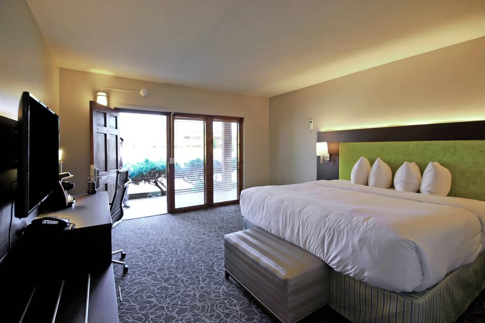Egyptian cotton sheets, premium bedding, pillowtop beds, desk