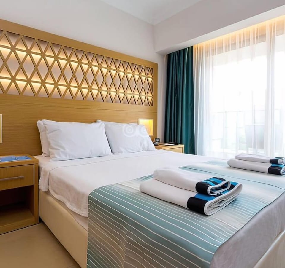 Standard Double or Twin Room | Minibar, in-room safe, soundproofing, free WiFi