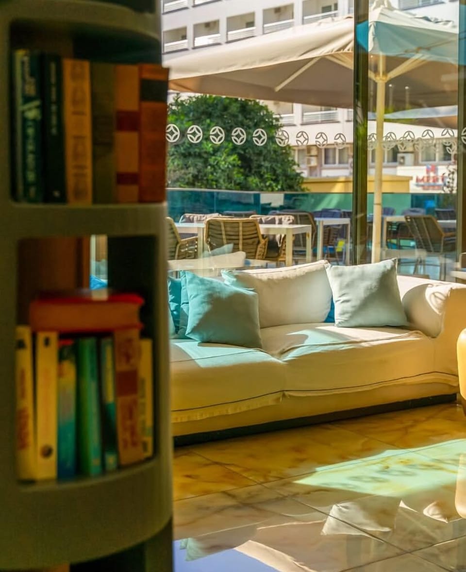 Lobby lounge