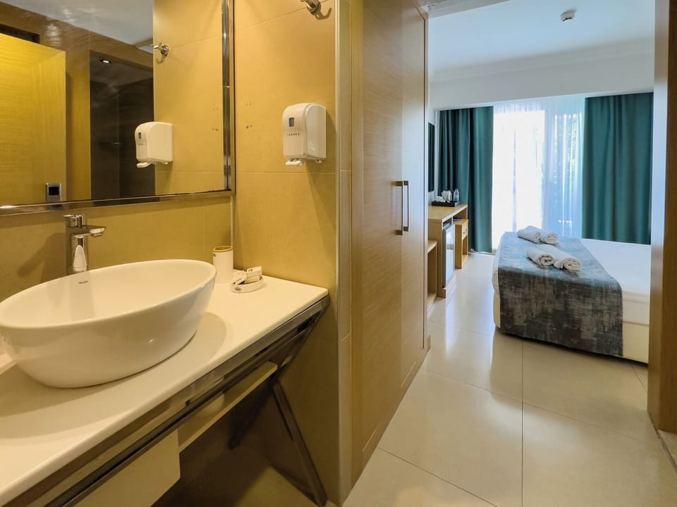 Standard Double or Twin Room | Bathroom | Shower, free toiletries, hair dryer, slippers