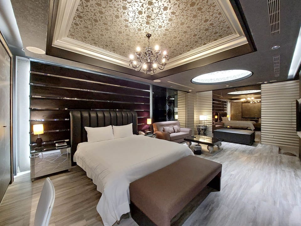 Gallery Double Room (run of house, Check in after 20:00PM) | Free minibar, free WiFi, bed sheets