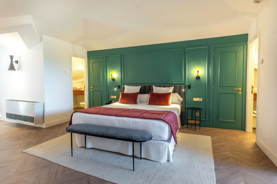 Junior Suite (Empordá) | Premium bedding, minibar, in-room safe, desk