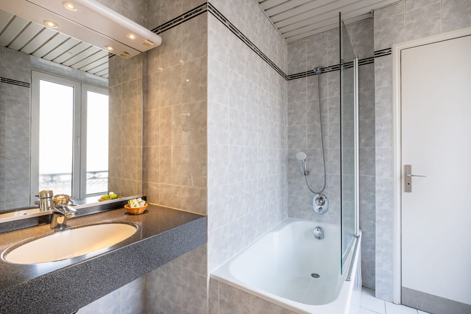 Comfort Single Room, Bathtub | Bathroom | Shower, free toiletries, hair dryer, towels