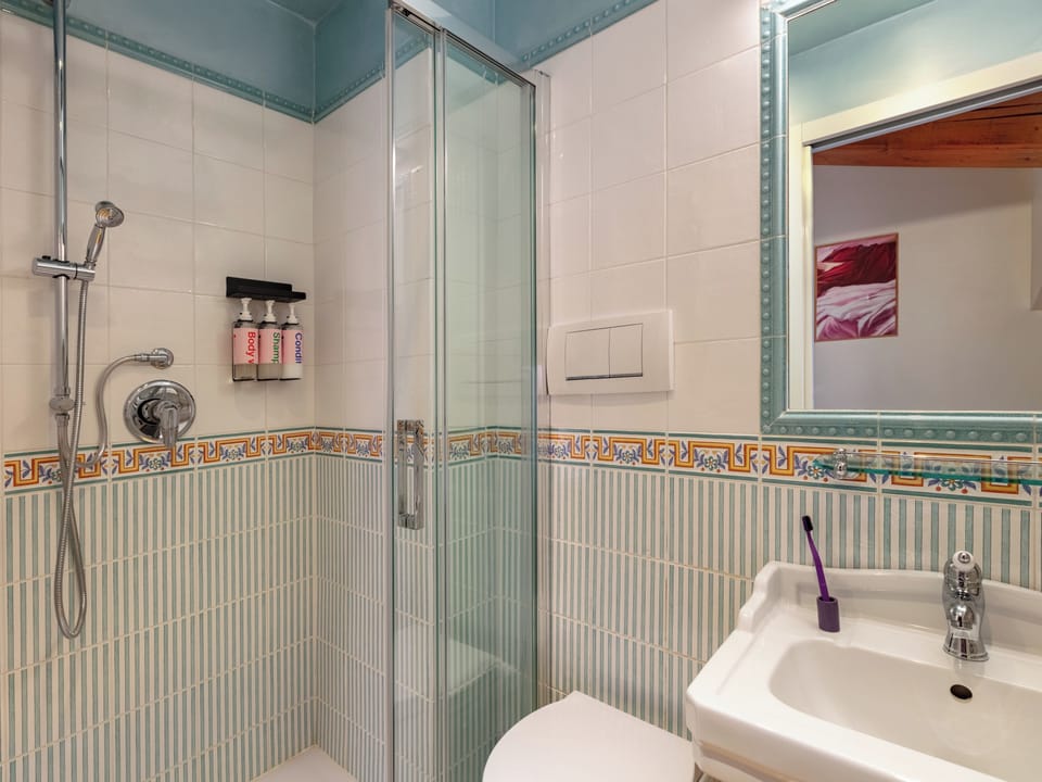 Medium room | Bathroom | Shower, rainfall showerhead, free toiletries, hair dryer