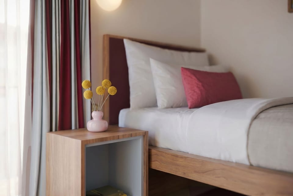 Small Room with Single Bed | In-room safe, blackout drapes, iron/ironing board