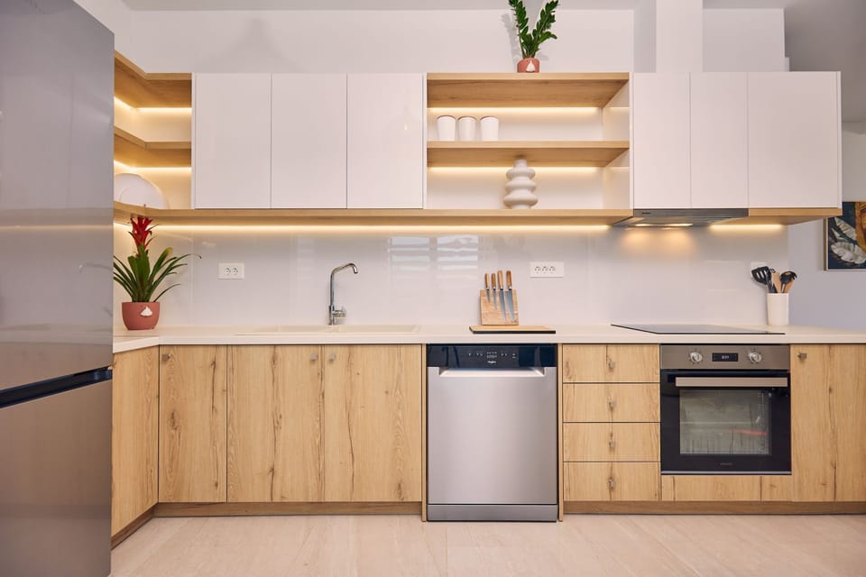 Deluxe Villa | Private kitchen | Full-size fridge, microwave, oven, stovetop
