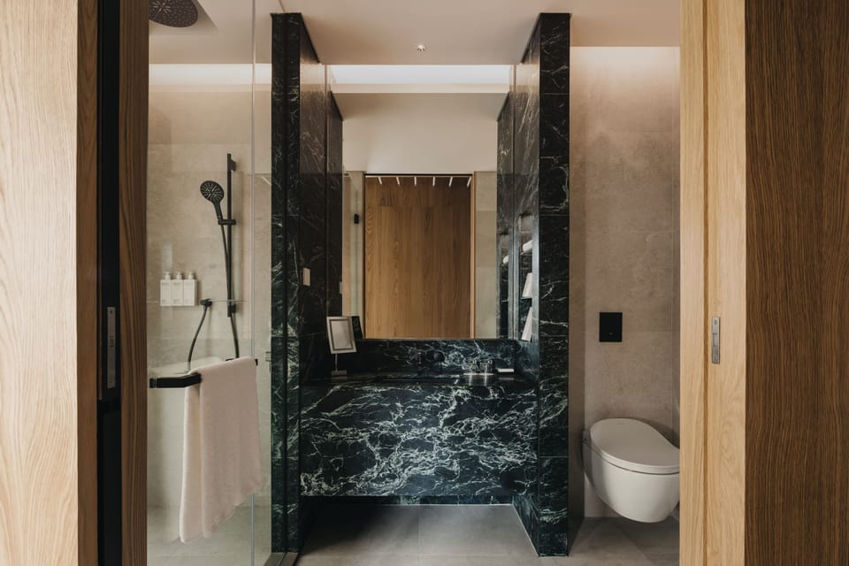 Shower, rainfall showerhead, free toiletries, hair dryer