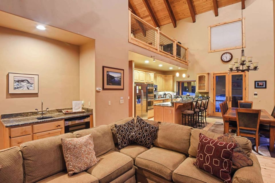 House, Multiple Beds, Patio, Mountain View (Skislope Sanctuary) | Living area | 42-inch flat-screen TV with digital channels, fireplace