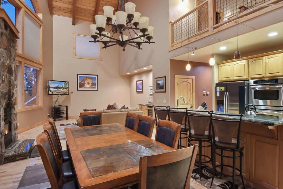 House, Multiple Beds, Patio, Mountain View (Skislope Sanctuary) | Dining