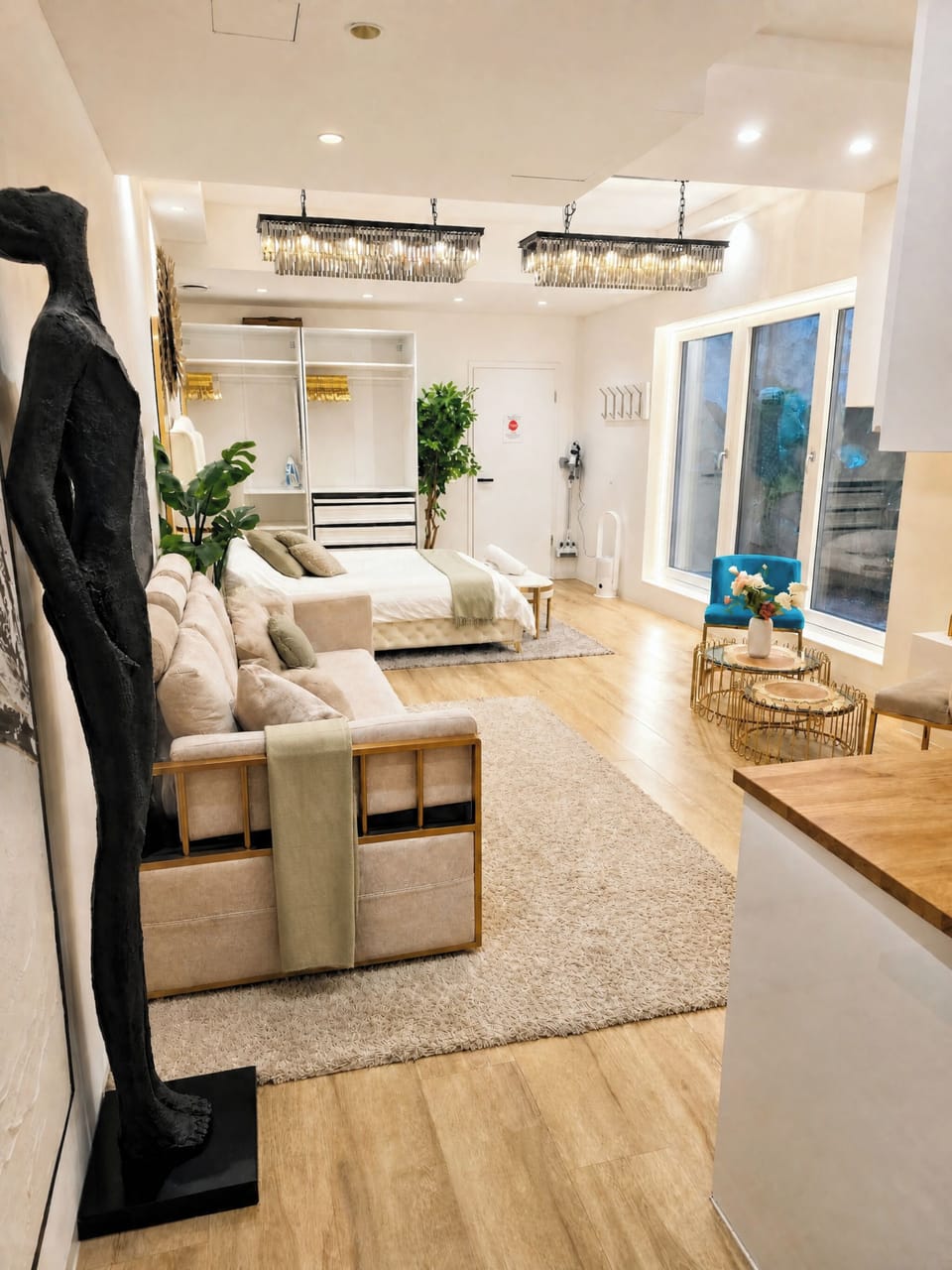 Deluxe Apartment | Living area | 40-inch Smart TV with cable channels, TV, Netflix